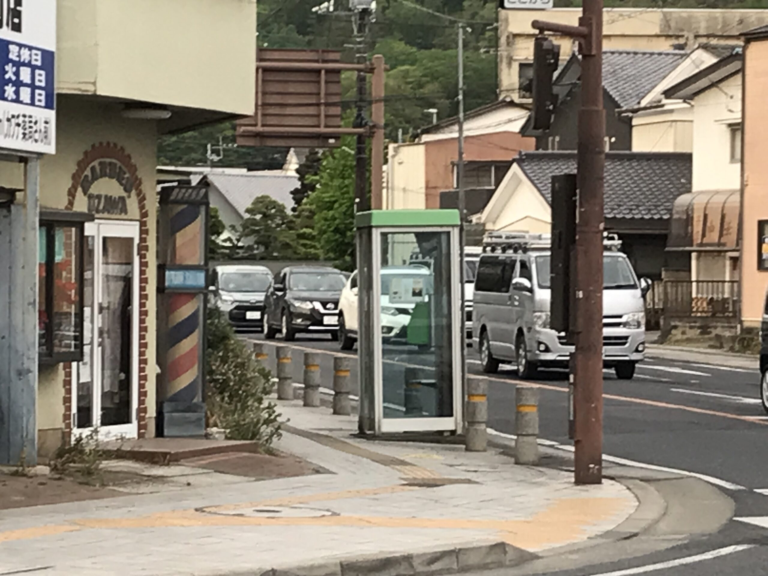 床屋の角にポツンとある公衆電話