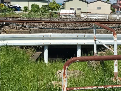 高崎線の下を用水路が通る